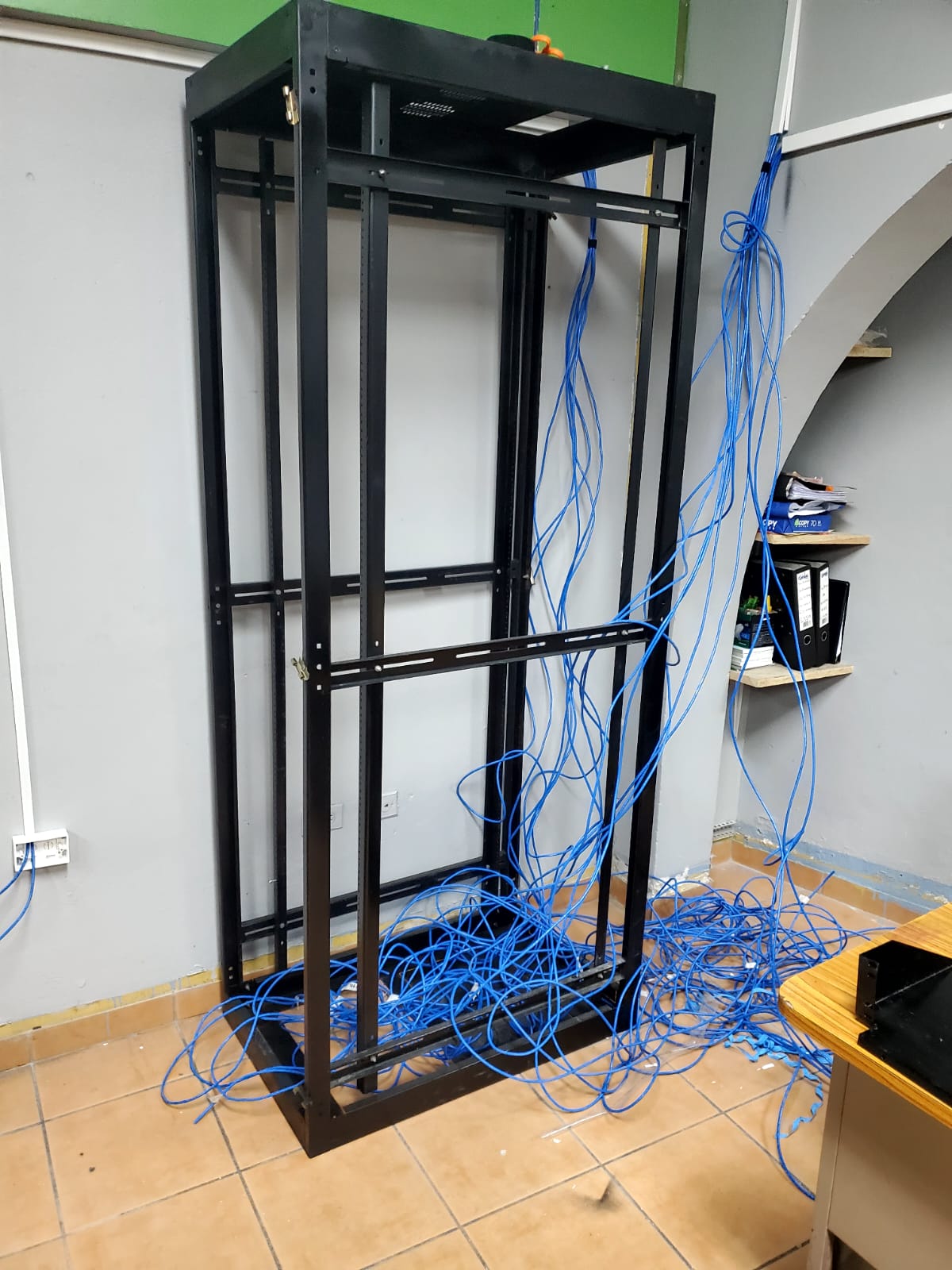 Cables azules desordenados en rack